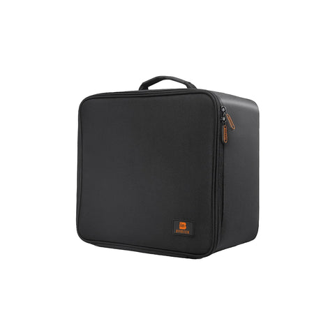 BYINTEK beamertas 31 x 29 x 17,5 cm Oxford 300D, zwart, schuin vooraanzicht met draaghandvat en oranje ritstrekkers