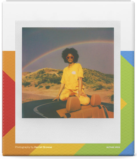 Polaroid Go Color Film voor 8 foto's, doos voorkant met een voorbeeldfoto van een vrouw in het geel