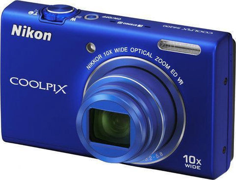 Nikon Coolpix S6200 compactcamera, blauw, schuin van voren met 10x Nikkor-zoomlens