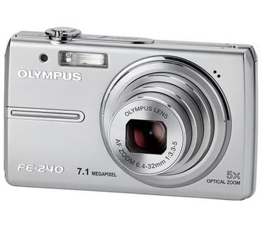 Olympus FE-240 digitale compactcamera, zilver, schuin van voren met 5x zoomlens, tweedehands