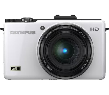 Olympus XZ-1 digitale compactcamera, wit, voorkant met zwarte F1.8 i.Zuiko-lens en HD-opschrift, tweedehands