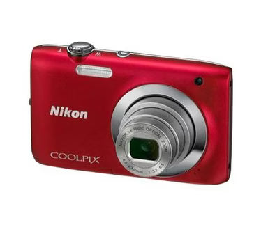 Nikon Coolpix S2600 digitale compactcamera, rood, schuin vooraanzicht met 5x zoomlens, tweedehands