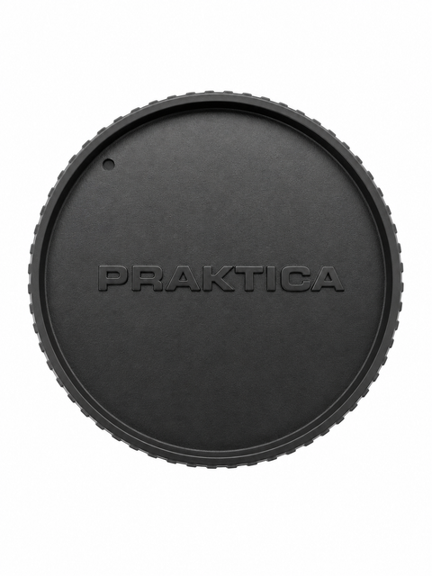 Praktica B-mount body cap PB bajonet, zwart met ingeperst Praktica-logo en geribbelde rand, voorkant