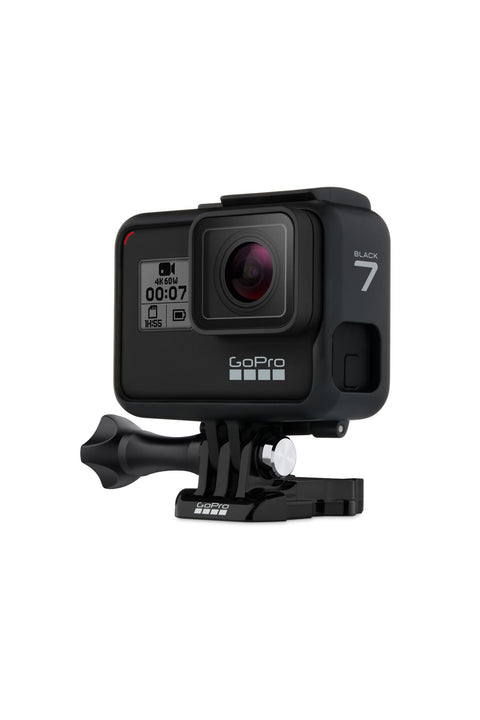 GoPro HERO7 Black actioncamera, zwart, schuin van voren in het frame op een bevestiging, opschrift Black 7, tweedehands