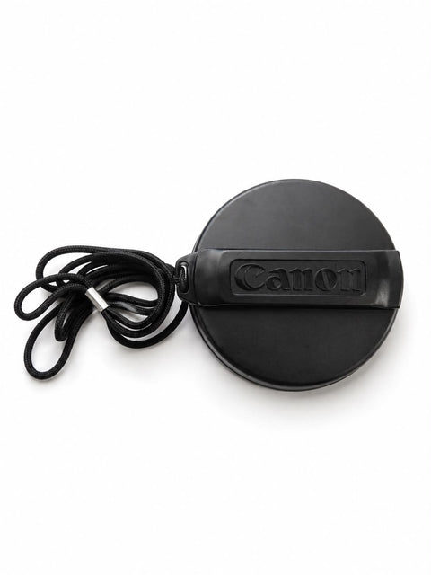 Canon lensdop, opschuifmodel met koord, zwart met Canon-logo in reliëf, tweedehands