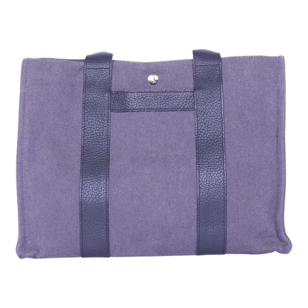 Hermès Fourre Tout MM canvas paars, voorkant met hengsels neergelegd en drukknoop
