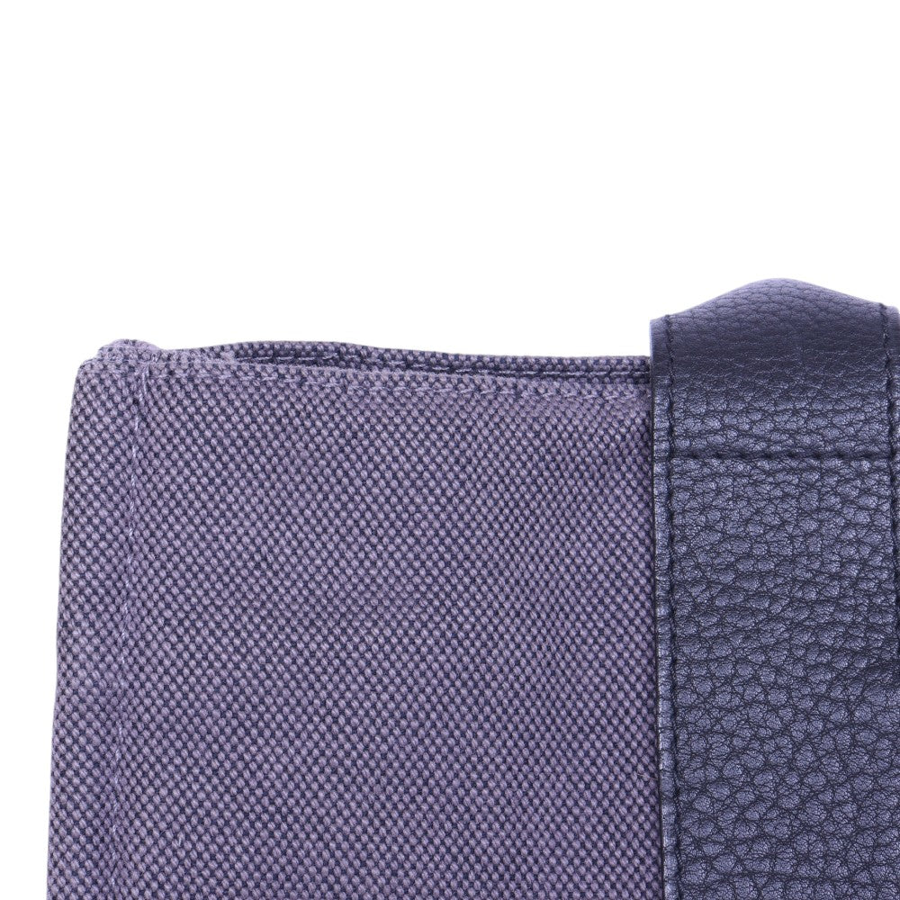 Hermès Fourre Tout MM canvas paars, close-up van de bovenrand met leren hengselband rechts
