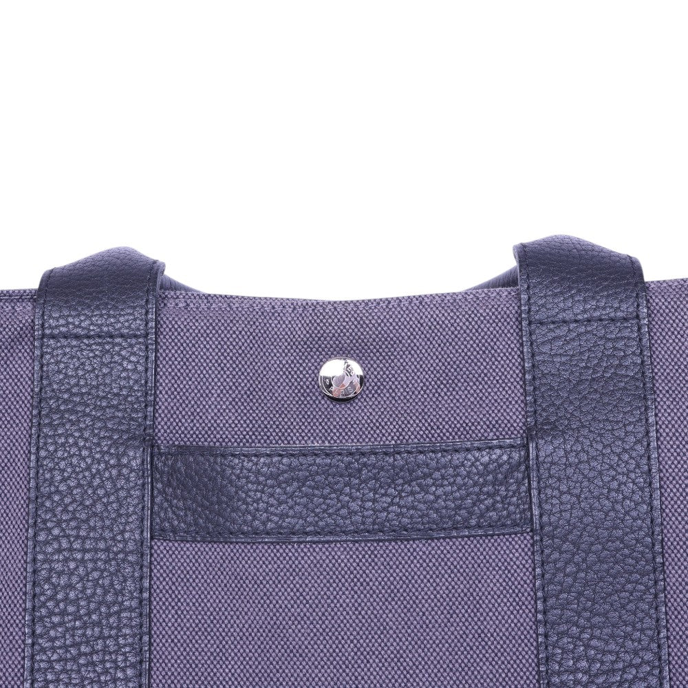 Hermès Fourre Tout MM canvas paars, close-up van de drukknoop en de leren dwarsband