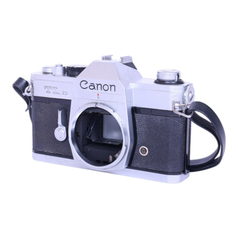 Canon TLb analoge spiegelreflexcamera body, zilver/zwart, schuin van voren met camerariem, tweedehands