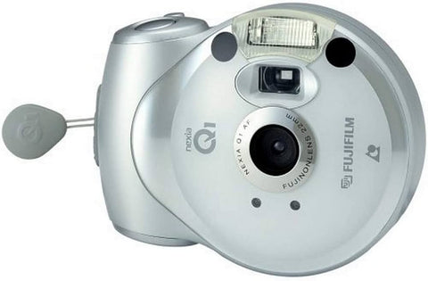 Fujifilm nexia Q1 compactcamera, zilver, voorkant met ronde behuizing en lensdop aan een koordje, tweedehands