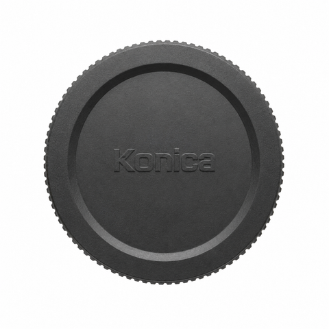 Konica achterlensdop voor AR-mount, zwart met ingeperst Konica-logo en getande rand, voorkant