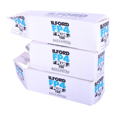 Ilford FP4 Plus 125 zwart-wit rolfilm 120, drie doosjes gestapeld vooraanzicht, tweedehands