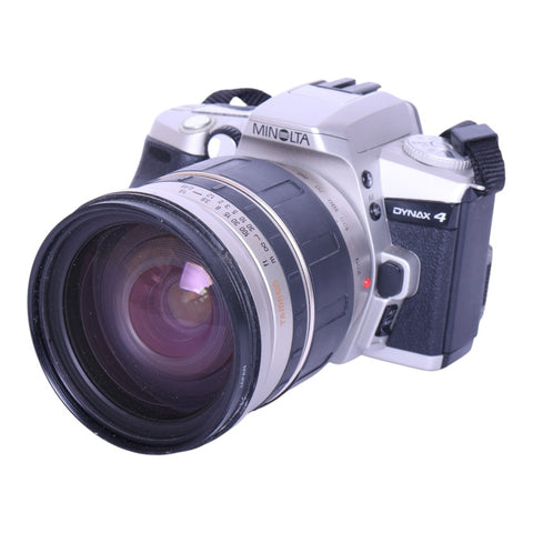 Minolta Dynax 4 analoge spiegelreflexcamera, zilver, met 28-200mm zoomlens, schuin van voren, tweedehands