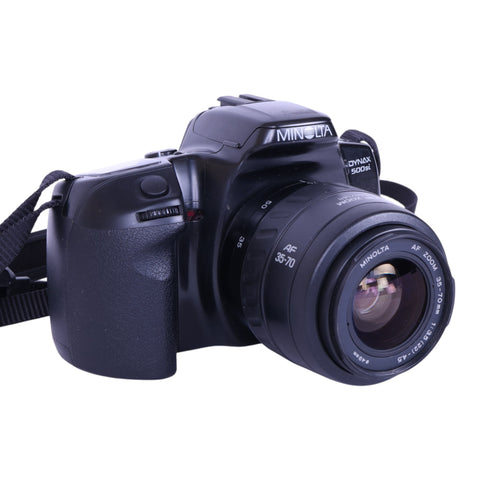 Minolta Dynax 500si analoge spiegelreflexcamera met AF Zoom 35-70mm f/3.5-4.5 lens, schuin van voren, tweedehands