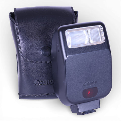 Canon Speedlite 200E flitser voor Canon EOS, schuin voor het zwarte Canon-etui, tweedehands