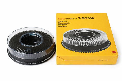 Kodak Carousel diamagazijn voor 80 dia's, CAT 701 7189, magazijn naast de gele S-AV2000-doos, tweedehands