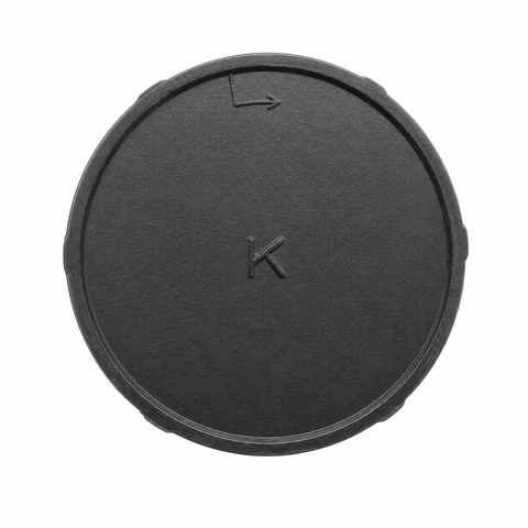 Universele achterlensdop voor Pentax K-mount lenzen, zwart met opdruk K en pijltje, voorkant