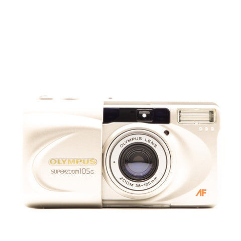 Olympus Superzoom 105G analoge compactcamera, zilver, voorkant met 38-105mm zoomlens