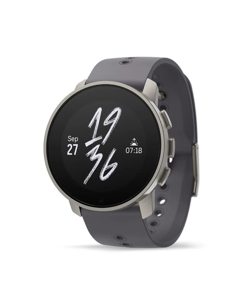 Suunto 9 Peak Pro GPS sporthorloge - Titanium Slate, titanium kast met grijze siliconen band, schuin vooraanzicht