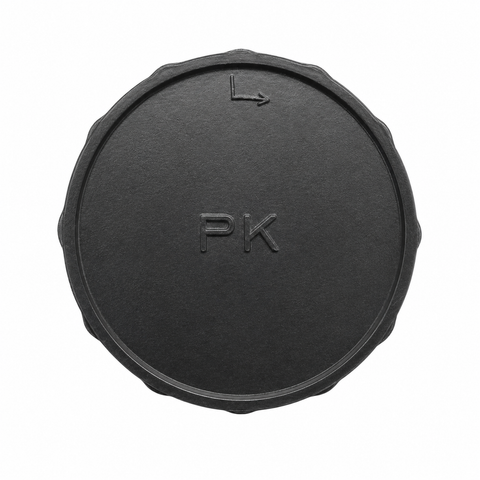 Universele achterlensdop voor Pentax K-mount, zwart met opdruk PK en pijltje, voorkant