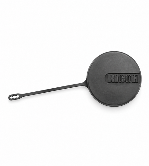 Ricoh lensdop met bevestigingskoordje voor Ricoh camera, zwart met ingeperst Ricoh-logo, voorkant