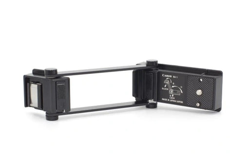 Canon SA-1 adapter bracket, zwarte flitsbeugel met twee houders en Canon SA-1-etiket