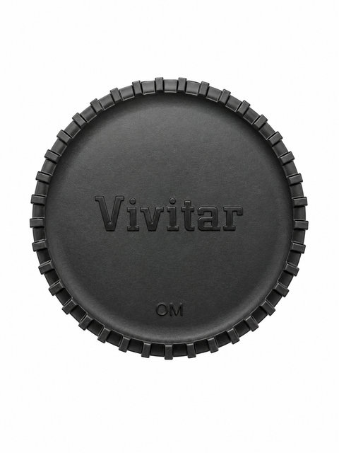 Vivitar OM-mount body cap voor Olympus, zwart met ingeperst Vivitar-logo, opdruk OM en getande rand, voorkant