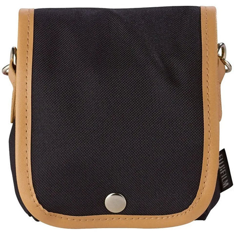 Fujifilm Instax Mini 8 en 9 case, zwart met camelkleurige rand, gesloten klep met drukknoop, voorkant