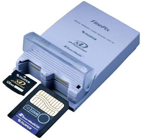 Fujifilm DPC-R1 USB-kaartlezer voor xD- en SmartMedia-kaarten, lichtblauw met een kaart van elk type