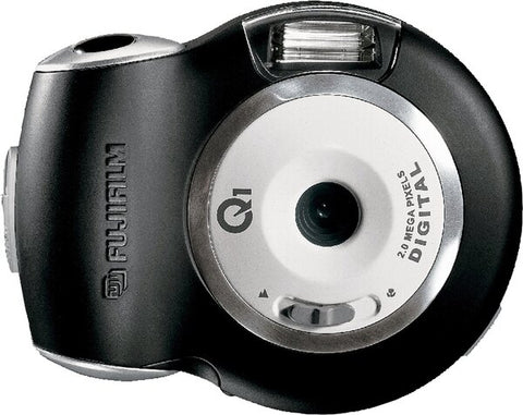 Fujifilm Q1 digitale compactcamera, zwart met zilveren front, voorkant met lens en flitser