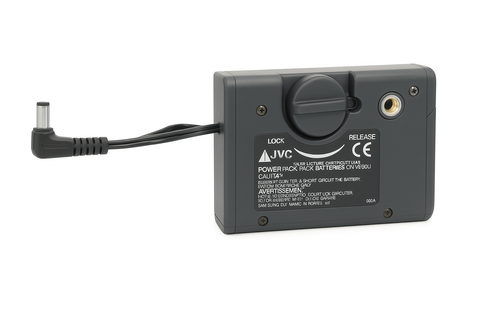 JVC CU-V900U power pack adapter voor JVC camcorders, grijs, onderkant met label en DC-kabel, tweedehands