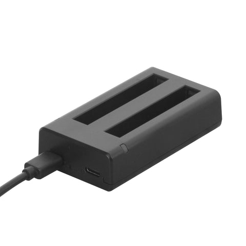 KingMa dubbele USB-lader voor Insta360 One X2, zwart, schuin met twee lege laadvakken en aangesloten kabel