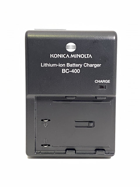 Konica Minolta BC-400 acculader voor NP-400, zwarte lithium-ion battery charger met opschrift BC-400, tweedehands