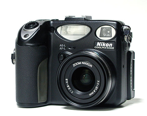Nikon Coolpix E5000 digitale compactcamera, zwart, voorkant met Zoom Nikkor lens, tweedehands