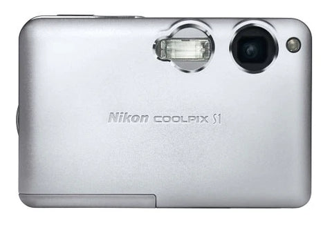 Nikon Coolpix S1 digitale compactcamera, zilver, voorkant met flitser en lensvenster, tweedehands