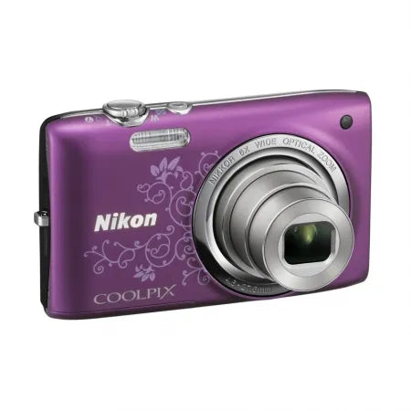 Nikon Coolpix S2700 digitale compactcamera, paars met lineart-bloemmotief, schuin vooraanzicht met 6x zoomlens, tweedehands