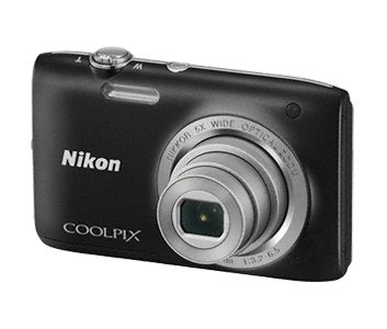 Nikon Coolpix S2800 compactcamera, zwart, schuin van voren met 5x Nikkor-zoomlens