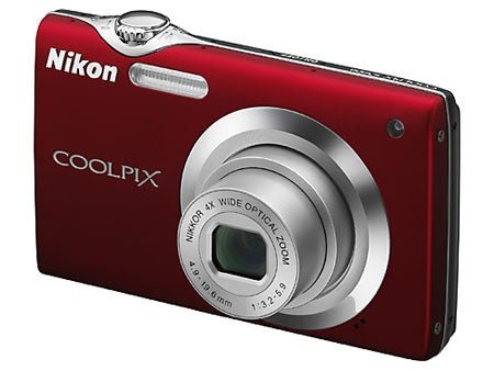 Nikon Coolpix S3000 digitale compactcamera, rood, voorkant schuin met 4x wide zoomlens, tweedehands