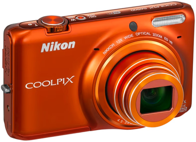 Nikon Coolpix S6500 digitale compactcamera, oranje, schuin vooraanzicht met 12x zoomlens, tweedehands
