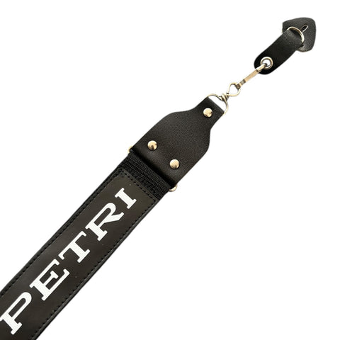 Petri vintage camera nekriem, zwart, close-up van het uiteinde met Petri-opdruk en ophangring
