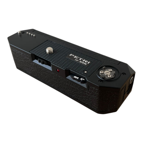 Petri MF-104W batterijgrip voor Petri MF-serie camera, zwart met Petri-opdruk en aan-uitschakelaar, bovenkant