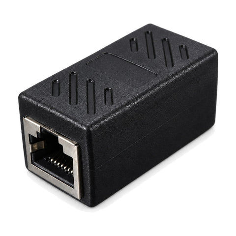 Zwart RJ45-koppelstuk female naar female met zilverkleurige metalen rand rond de netwerkpoort, schuin van voren
