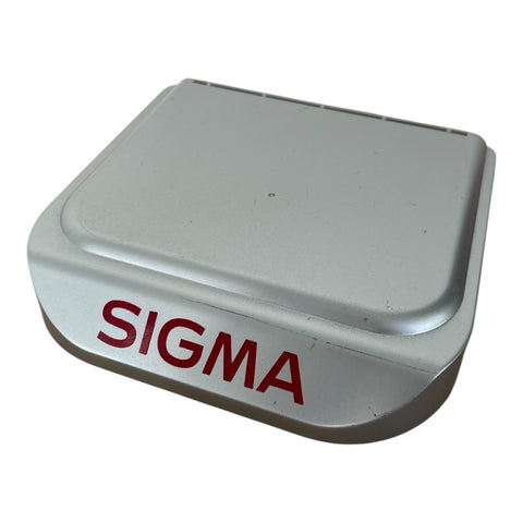 Sigma vintage displaystandaard voor camera of lens, zilver met rood logo, tweedehands