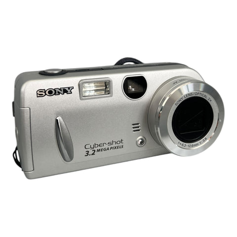 Sony Cyber-shot DSC-P52 compactcamera, zilver, schuin van voren met 2x zoomlens en opschrift 3.2 megapixels, tweedehands