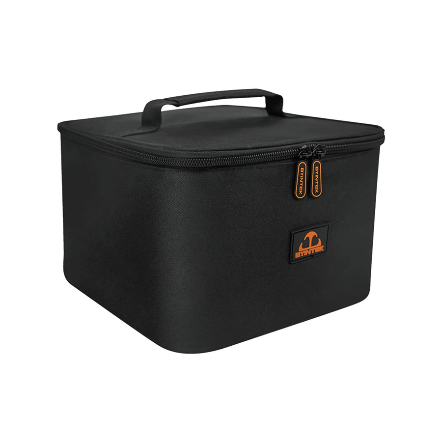 BYINTEK projector-opbergtas (Oxford 300D), zwart, schuin vooraanzicht met draaghandvat, BYINTEK-logo en oranje merk-ritstrekkers