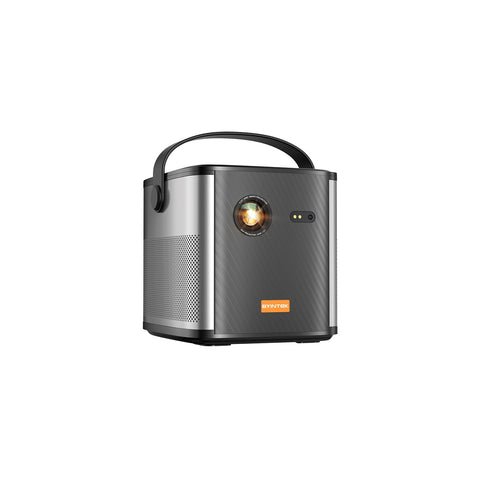 BYINTEK U80 DLP-projector, grijs/antraciet kubus met metalen draaggreep, 3/4 zijaanzicht met lens en luidsprekerrooster