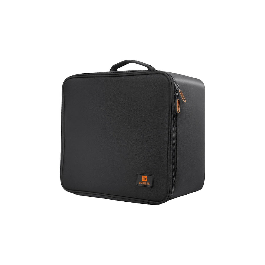 BYINTEK projector-draagtas 31x29x17,5 cm, zwart, schuin vooraanzicht met draaghandvat, oranje BYINTEK-logo en merk-ritstrekkers