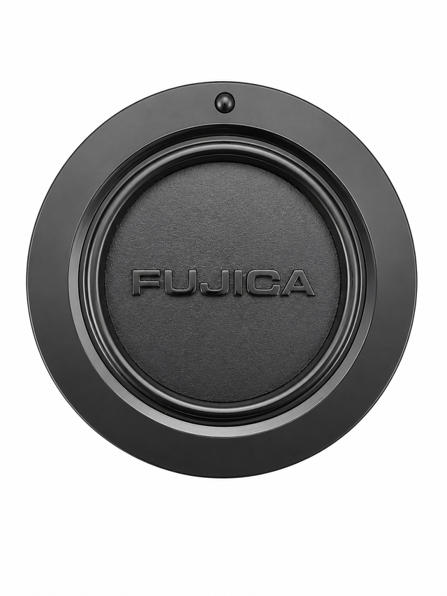 Fujica X-mount body cap, zwart met ingeperst Fujica-logo, voorkant