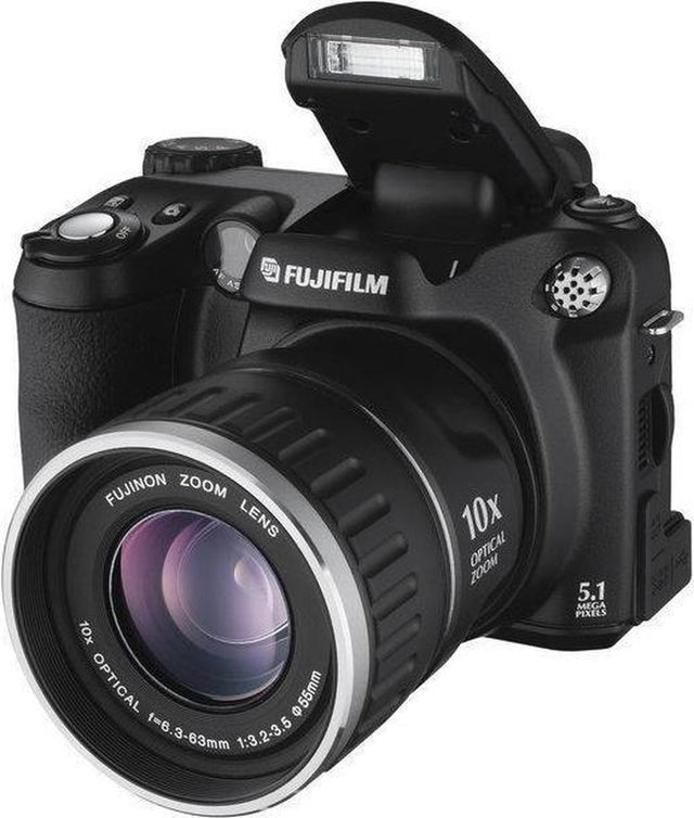 Fujifilm FinePix S5600 digitale bridgecamera, zwart, voorkant schuin met 10x Fujinon-zoomlens en uitgeklapte flitser