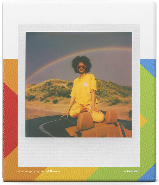 Polaroid Go Color instant film voor 8 foto's, doos voorkant met een vrouw in geel onder een regenboog